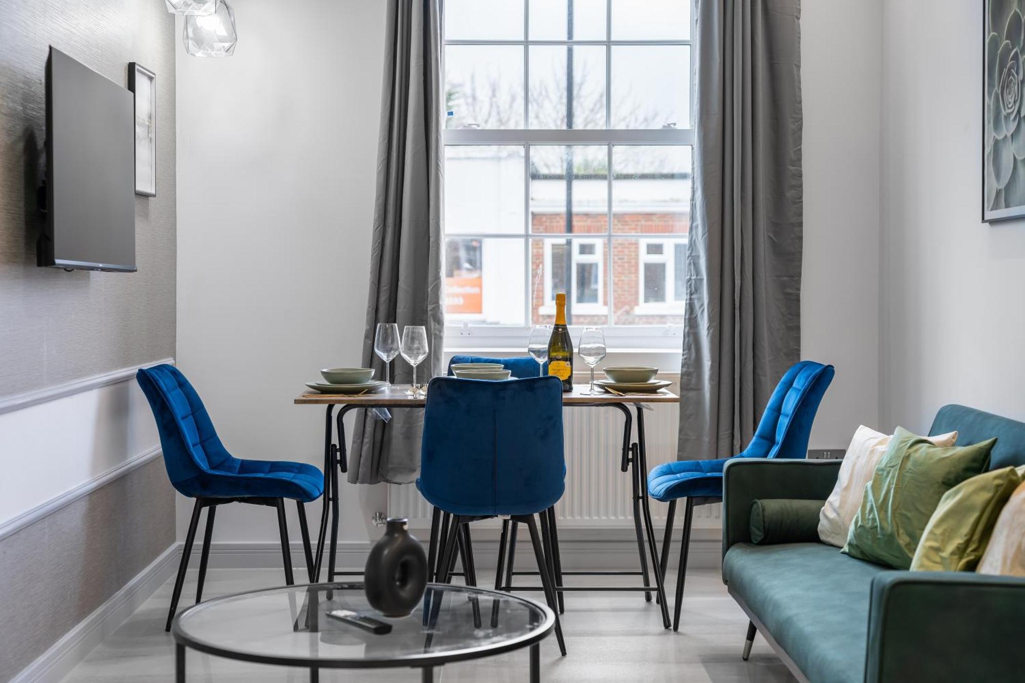 Modern & Stylish With Free Wifi Apartment *